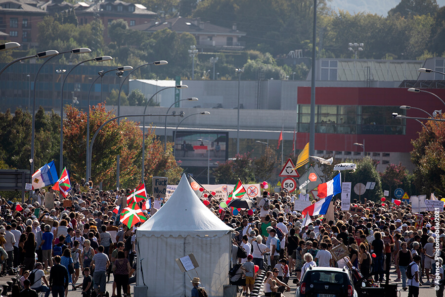 Pays basque espagnol et Pays basque français, un peu plus de 2000 personnes réunis et des larmes de joie contre le Pass Sanitaire.