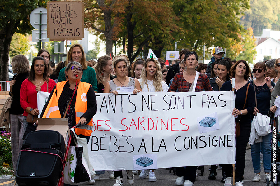 Collectif "Pas de bébés à la consigne !" les professionnels de la petite enfance, crèches, dénoncent...
