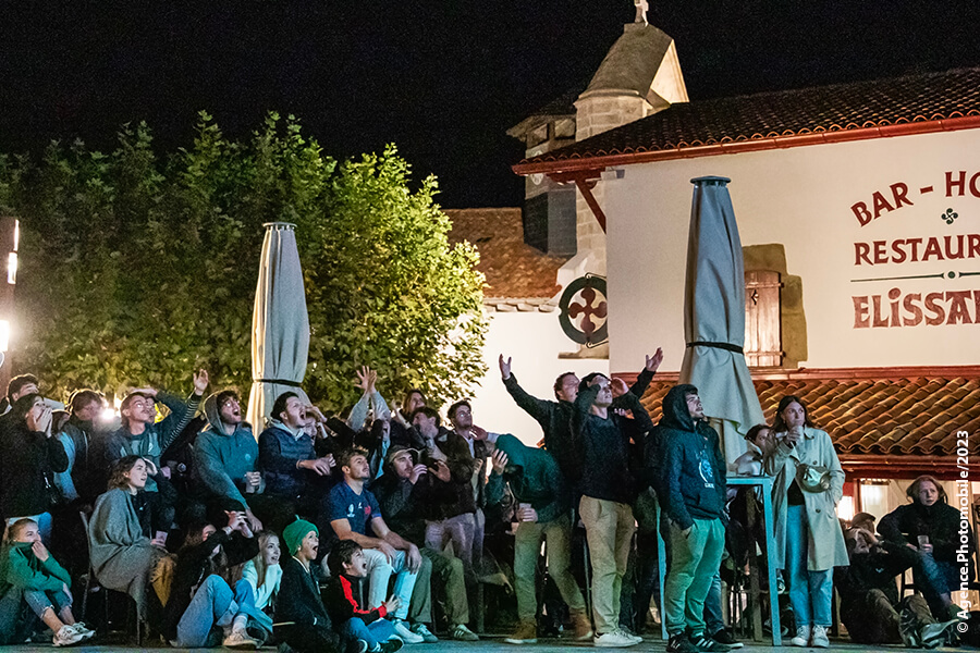 Coupe du monde de rugby 2023, projection du 1/4 de finale France - Afrique Du Sud sur écran géant à Bidart sur la côte basque, entre rires...et larmes.