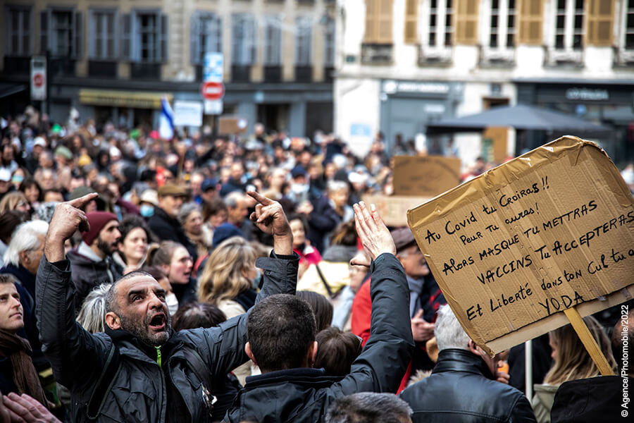 Environ 1000 personnes à Bayonne au Pays basque contre le passeport sanitaire.
