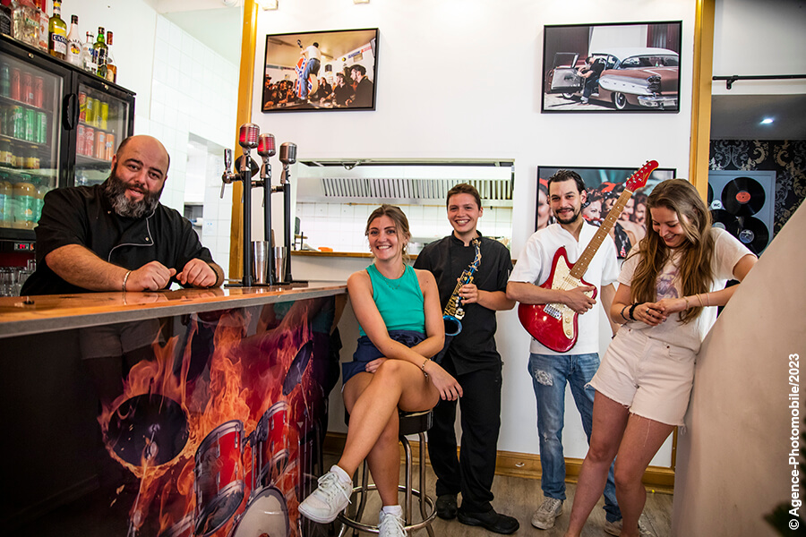 L'agence Photomobile s'expose au Rock'n Burger à Biarritz, découvrez l'univers du RockaBilly et des années 50 ! Un grand merci à : de (G à D) David, Marie, Txomin, Patrice et Agathe !