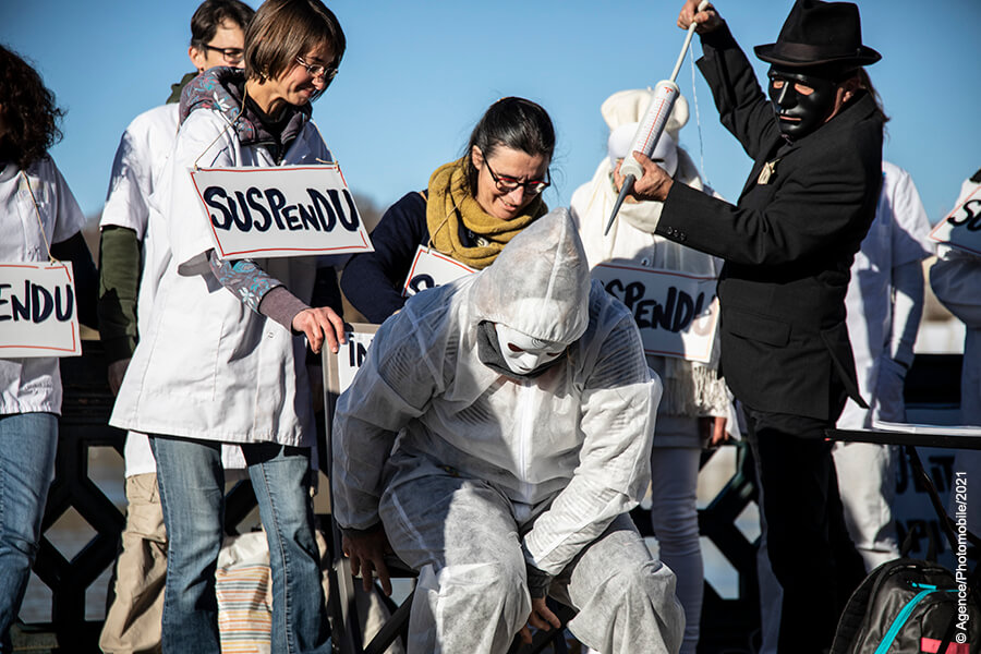 Le collectif des soignants de Bayonne en performance.