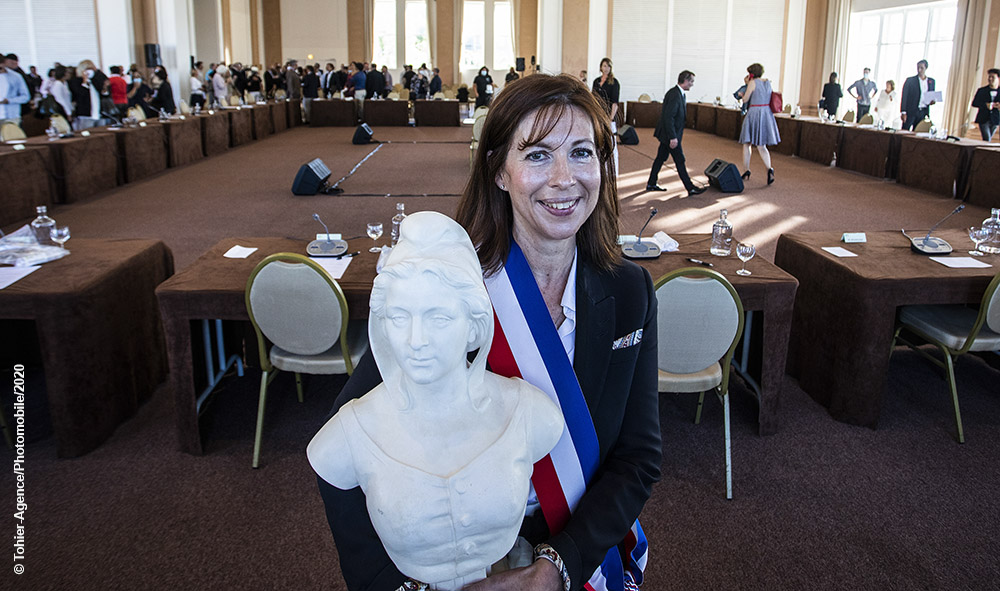 Maider Arosteguy Maire de la ville de Biarritz avec la Marianne, figure symbolique de la République française, le 3 juillet 2020