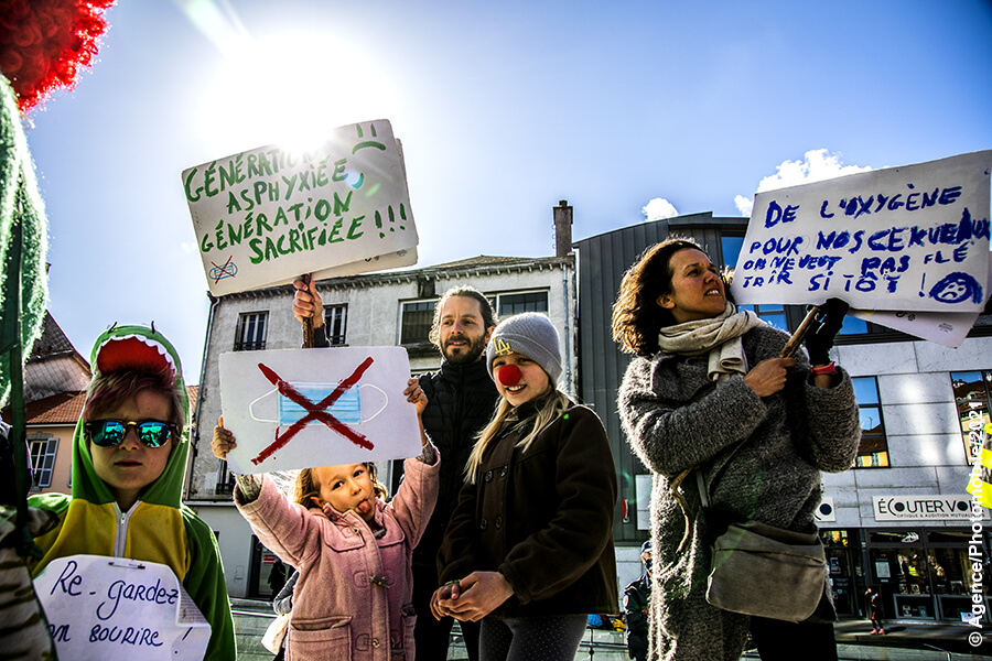 Manifestation nationale contre le port du masque chez les enfants à l'école en milieu scolaire.