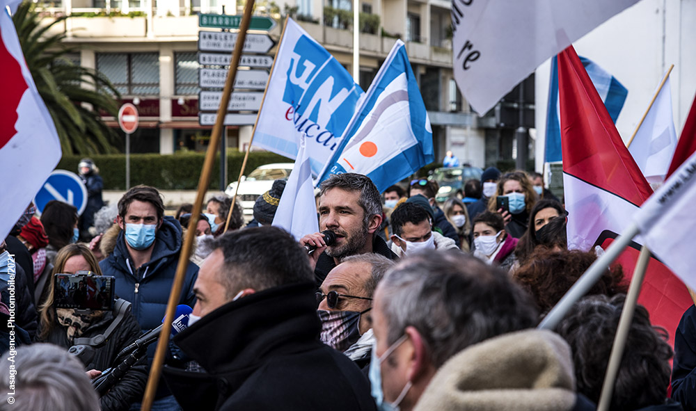 Mouvement de grève de l'intersyndicale de l'Education Nationale, mardi 26 janvier 2021, devant la sous-préfecture de Bayonne au Pays basque.