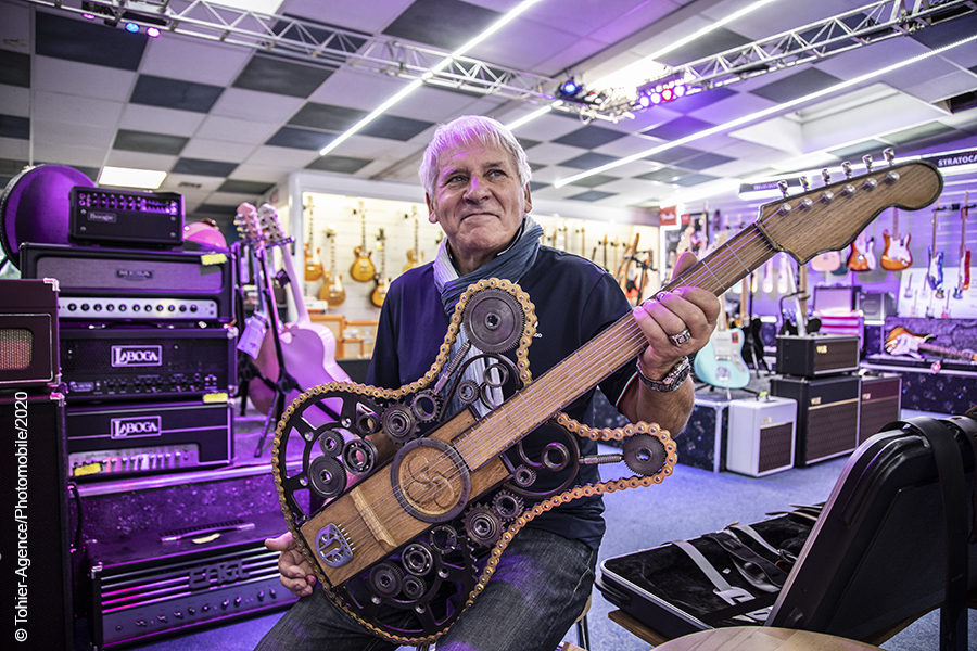 Nouvelles d’Ahetze Art/Culture : José Pereira, Aheztar et artiste sculpteur, expose sa dernière œuvre « Métallique » chez Betbeder Musique à Bayonne au Pays basque.