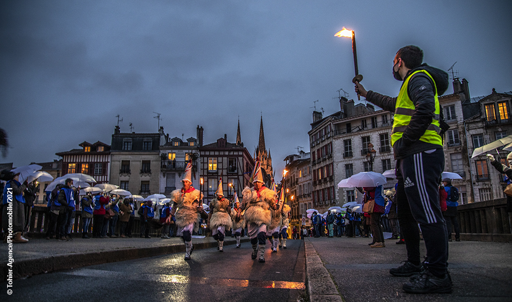 Politique Bayonne au Pays basque une chaîne lumineuse 2000 personnes prisonniers basques argi dugu orain presoak bake bidea