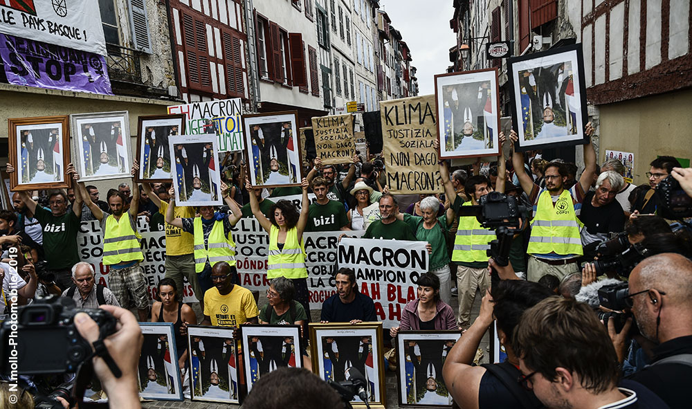 Politique : G7 Pays Basque à Bayonne retour des portraits de Macron, sur 130 portraits volés plusieurs étaient de retour dans le petit Bayonne.