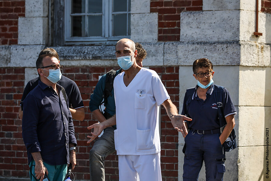 Social Santé : Le collectif soignant de l’hôpital de Bayonne représentant entre 600 et 700 agents, a fait entendre sa voix devant l’hôpital en fin de matinée.