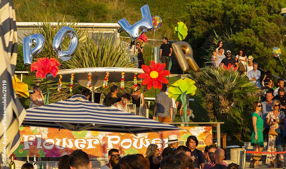 Soirée Flower-Power au Blue Cargo plage d'Ilbarritz à Bidart au Pays Basque, à deux pas de la plage d'Ilbarritz.