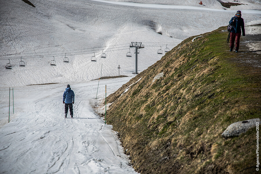 Série Photographique FIN DE SAISON, quand la neige disparait et que les dernières glisseuses et derniers glisseurs s'accrochent à leurs rêves dorés de poudre blanche.