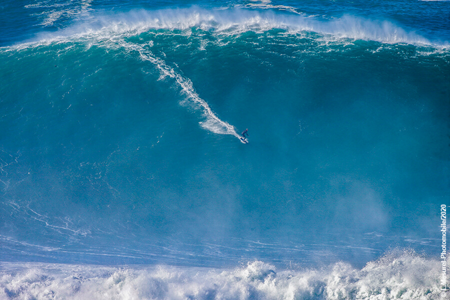 Un Bavarois sur la plus grande vague du monde jamais surfée au Portugal