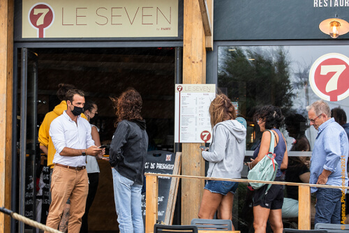 Dans les restaurants, le passe de la discorde et la vie sous QR code.