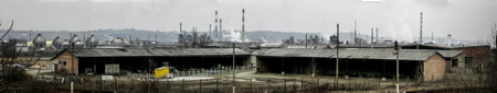 Un film, documentaire le goût du soufre » : un scandale sanitaire étouffé de Thibault Férié de 2020 diffusé sur france télévision et sur l'exploitation du site de Lacq qui démarre en 1957, relance l'actualité de cette usine. Le site de l'usine de Lacq, site industriel et d'exploitation du Gaz à Mourenx. L'unité de production Arkema de Lacq/Mourenx est spécialisée dans la thiochimie : la transformation chimique des produits contenants du soufre est son cur de métier. Parmi ses nombreux débouchés figurent notamment l'odorisation des gaz et la pétrochimie.
A film, documentary the taste of sulfur : a hushed up health scandal by Thibault Férié of 2020 broadcast on France television and on the operation of the Lacq site which started in 1957, revives the news of this factory. The site of the Lacq plant, an industrial and gas exploitation site in Mourenx. The Arkema production unit in Lacq / Mourenx specializes in thiochemistry: the chemical transformation of products containing sulfur is its core business. Among its many outlets are the odorization of gas and petrochemicals.
Mourenx, Béarn, Pyrénées-Atlantiques, région Nouvelle-Aquitaine, Nouvelle Aquitaine, Pyrénées Atlantiques, Sud Ouest, France, Europe, New Aquitaine, Basque Country.
Lacq landarea,
