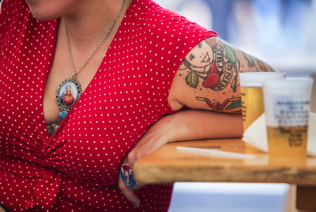 La vierge Marie et la Pin-Up aiment le Rock 'n'roll. Une jeune femme femme tatouée et habillée 1950 assise à un comptoir, porte un médaillon religieux à l'éffigie de la vierge Marie et une bague Pin-Up. Retour l'époque vintage des années 1950 celle d'une certaine insouciance. Festival Greasy Days 2° edition, festival de Rockabilly de Briscous au Pays basque organise par l'association Grease & Gasoline 7 juin 2005.
The Virgin Mary and the Pin-Up love Rock 'n' Roll. A young woman dressed in 1950s, seated at a counter, wears a religious medallion bearing the effigy of the Virgin Mary and a Pin-Up ring. Back to the vintage era of the 1950s, that of a certain carelessness. Greasy Days Festival 2nd edition, Rockabilly festival in Briscous in the Basque Country organized by the association Grease & Gasoline June 7, 2005.
Briscous, Pays basque, Nouvelle-Aquitaine, New-Aquitaine, Pyrénées-Atlantiques, Pays Basque, Europe, France.