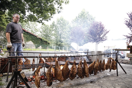 Le ZIKIRO (Méchoui Basque) gigot de mouton cuit au feu de bois, mais est embroché sur un pieu planté verticalement. Ici lors d'une fête et rencontre basque à Ahetze au Pays basque dans la province du labourd. Aheztarren Eguna, la journée des Aheztar organisée chaque année par l'association et plateforme citoyenne AHH (Ahetzeko Herritarren Hitza)
The ZIKIRO (Méchoui Basque) leg of mutton cooked over a wood fire, but is skewered on a stake planted vertically. Here during a Basque party and meeting in Ahetze in the Basque Country in the province of labourd. Aheztarren Eguna, the Aheztar day organized each year by the association and citizen platform AHH (Ahetzeko Herritarren Hitza)
Ahetze, Pays basque, 64 , Nouvelle Aquitaine, Pyrénées Atlantiques, Sud Ouest, South West, France, Europe.New Aquitaine, Basque Country.