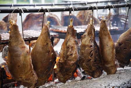 Le ZIKIRO (Méchoui Basque) gigot de mouton cuit au feu de bois, mais est embroché sur un pieu planté verticalement. Ici lors d'une fête et rencontre basque à Ahetze au Pays basque dans la province du labourd. Aheztarren Eguna, la journée des Aheztar organisée chaque année par l'association et plateforme citoyenne AHH (Ahetzeko Herritarren Hitza)
The ZIKIRO (Méchoui Basque) leg of mutton cooked over a wood fire, but is skewered on a stake planted vertically. Here during a Basque party and meeting in Ahetze in the Basque Country in the province of labourd. Aheztarren Eguna, the Aheztar day organized each year by the association and citizen platform AHH (Ahetzeko Herritarren Hitza)
Ahetze, Pays basque, 64 , Nouvelle Aquitaine, Pyrénées Atlantiques, Sud Ouest, South West, France, Europe.New Aquitaine, Basque Country.