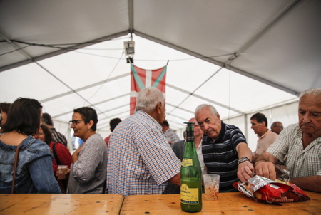 Une bouteille de cidre ZAZPIAN sur un comptoir lors d'une fête et rencontre basque, ici à Ahetze au Pays basque dans la province du labourd. Aheztarren Eguna, la journée des Aheztar organisée chaque année par l'association et plateforme citoyenne AHH (Ahetzeko Herritarren Hitza)
A bottle of ZAZPIAN cider on a counter during a Basque party and meeting, here in Ahetze in the Basque Country in the province of labourd. Aheztarren Eguna, the Aheztar day organized each year by the association and citizen platform AHH (Ahetzeko Herritarren Hitza)
Ahetze, Pays basque, 64 , Nouvelle Aquitaine, Pyrénées Atlantiques, Sud Ouest, South West, France, Europe.New Aquitaine, Basque Country.