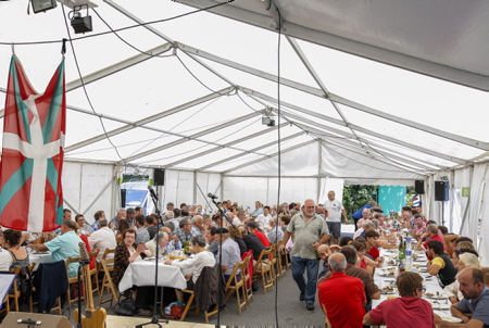 Fête et rencontre basque, ici à Ahetze au Pays basque dans la province du labourd. Aheztarren Eguna, la journée des Aheztar organisée chaque année par l'association et plateforme citoyenne AHH (Ahetzeko Herritarren Hitza)
Basque festival and meeting, here in Ahetze in the Basque Country in the province of labourd. Aheztarren Eguna, the Aheztar day organized each year by the association and citizen platform AHH (Ahetzeko Herritarren Hitza)
Ahetze, Pays basque, 64 , Nouvelle Aquitaine, Pyrénées Atlantiques, Sud Ouest, South West, France, Europe.New Aquitaine, Basque Country.