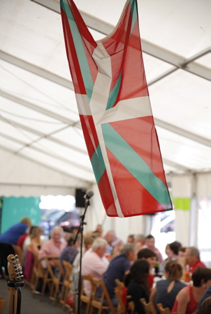 L'Ikurrina, Ikurina, le drapeau du Pays basque lors d'une fête et rencontre basque, ici à Ahetze au Pays basque dans la province du labourd. Aheztarren Eguna, la journée des Aheztar organisée chaque année par l'association et plateforme citoyenne AHH (Ahetzeko Herritarren Hitza)
The Ikurrina, Ikurina, the flag of the Basque Country during a Basque party and meeting, here in Ahetze in the Basque Country in the province of plowing. Aheztarren Eguna, the Aheztar day organized each year by the association and citizen platform AHH (Ahetzeko Herritarren Hitza)
Ahetze, Pays basque, 64 , Nouvelle Aquitaine, Pyrénées Atlantiques, Sud Ouest, South West, France, Europe.New Aquitaine, Basque Country.