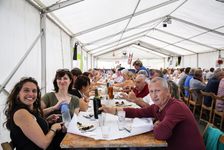 Fête et rencontre basque, ici à Ahetze au Pays basque dans la province du labourd. Aheztarren Eguna, la journée des Aheztar organisée chaque année par l'association et plateforme citoyenne AHH (Ahetzeko Herritarren Hitza)
Basque festival and meeting, here in Ahetze in the Basque Country in the province of labourd. Aheztarren Eguna, the Aheztar day organized each year by the association and citizen platform AHH (Ahetzeko Herritarren Hitza)
Ahetze, Pays basque, 64 , Nouvelle Aquitaine, Pyrénées Atlantiques, Sud Ouest, South West, France, Europe.New Aquitaine, Basque Country.