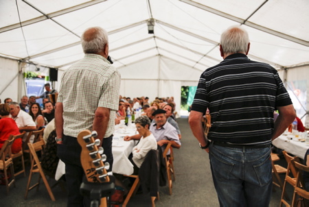 Art du Bertsu et intervention de deux bertsulari ici à Ahetze lors de la fête et rencontre basque, Aheztarren Eguna, la journée des Aheztar organisée chaque année par l'association et plateforme citoyenne AHH (Ahetzeko Herritarren Hitza). Le bertsularisme, bertsulari (improvisation et improvisateur en basque).
Art of Bertsu and intervention of too bertsulari here in Ahetze during the Basque party and meeting, Aheztarren Eguna, the Aheztar day organized each year by the association and citizen platform AHH (Ahetzeko Herritarren Hitza). The bertsularism, bertsulari (improvisation and improviser in Basque).
Ahetze, Pays basque, 64 , Nouvelle Aquitaine, Pyrénées Atlantiques, Sud Ouest, South West, France, Europe.New Aquitaine, Basque Country.