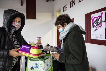 Action des Bénévoles lors de la collecte de jouets pour les Restos du Coeur 2020, une action solidaire et citoyenne, pour les enfants défavorisés , ici à Ahetze au Pays basque.
Volunteer action during the collection of toys for the Restos du Coeur 2020, a solidarity and civic action, for underprivileged children, here in Ahetze in the Basque Country.
Ahetze, Pays Basque, Nouvelle Aquitaine, New Aquitaine, Basque Country, Pyrénées Atlantiques, Sud Ouest, France, Europe.