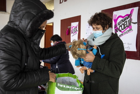 Action des Bénévoles lors de la collecte de jouets pour les Restos du Coeur 2020, une action solidaire et citoyenne, pour les enfants défavorisés , ici à Ahetze au Pays basque.
Volunteer action during the collection of toys for the Restos du Coeur 2020, a solidarity and civic action, for underprivileged children, here in Ahetze in the Basque Country.
Ahetze, Pays Basque, Nouvelle Aquitaine, New Aquitaine, Basque Country, Pyrénées Atlantiques, Sud Ouest, France, Europe.