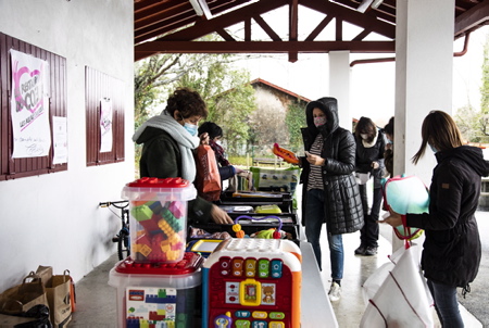 Action des Bénévoles lors de la collecte de jouets pour les Restos du Coeur 2020, une action solidaire et citoyenne, pour les enfants défavorisés , ici à Ahetze au Pays basque.
Volunteer action during the collection of toys for the Restos du Coeur 2020, a solidarity and civic action, for underprivileged children, here in Ahetze in the Basque Country.
Ahetze, Pays Basque, Nouvelle Aquitaine, New Aquitaine, Basque Country, Pyrénées Atlantiques, Sud Ouest, France, Europe.