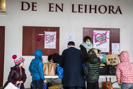 Action des Bénévoles lors de la collecte de jouets pour les Restos du Coeur 2020, une action solidaire et citoyenne, pour les enfants défavorisés , ici à Ahetze au Pays basque.
Volunteer action during the collection of toys for the Restos du Coeur 2020, a solidarity and civic action, for underprivileged children, here in Ahetze in the Basque Country.
Ahetze, Pays Basque, Nouvelle Aquitaine, New Aquitaine, Basque Country, Pyrénées Atlantiques, Sud Ouest, France, Europe.