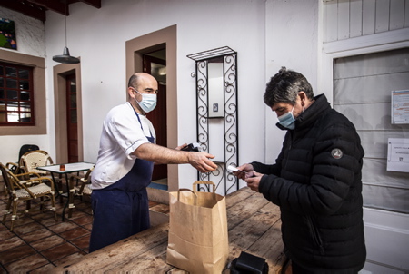 Guillaume Etchegorry gérant de Hiriartia (photo), le bar restaurant dans le bourg du village d'Ahetze au pays basque,  à mis en place comme beaucoup de restaurateurs la vente à emporter pour sauver les meubles et sutout, garder le contact avec sa clientèle. Guillaume Etchegorry le patron et chef du restaurant est heureux de voir que les Aheztar et les habitants des villages alentours ou encore des ouvriers fidèles le soutiennent, lui et son équipe, en passant régulièrement commande chaque jour. Avec une moyenne de 15 à 20 repas par jour parfois jusquà 35, il garde le contact en ces jours sombres de distanciation. 

Guillaume Etchegorry manager of Hiriartia (photo), the bar restaurant in the village of Ahetze in the Basque country, has set up take-out sales like many restaurateurs to save furniture and above all, keep in touch with its customers. Guillaume Etchegorry the owner and chef of the restaurant is happy to see that the Aheztar and the inhabitants of the surrounding villages or even faithful workers support him and his team, by regularly placing orders every day. With an average of 15 to 20 meals a day, sometimes up to 35, he keeps in touch in these dark days of estrangement.

Ahetze, Pays Basque, Nouvelle Aquitaine, New Aquitaine, Basque Country, Pyrénées Atlantiques, Sud Ouest, France, Europe.