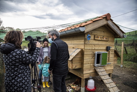 France 3 Euskal Herri Pays basque, chaine locale du Pays basque en reportage et tournage à Ahetze au Pays basque sur l'association Oilategi, un poulailler collectif mais pas que. L'association l'environnementale permet aux Aheztar de réduire leurs déchets organiques grâce à un poulailler et des composteurs partagés. L'association a pour but de sensibiliser le public aux problématiques de gaspillage alimentaire, à la réduction des déchets organiques et leur valorisation, d'encourager les initiatives en faveur de l'environnement et au recyclage. La biodiversité est mise en avant par le choix d'une race locale basque, les poules de race Euskal Oiloa. Le poulailler collectif est un lieu de rencontres et d'échanges, vecteur de lien social, et ce lien est renforcé par une plateforme innovante et connectée. Ce poulailler associatif se trouve au sein des Jardins Partagés du village pour un partenariat autour de la Nature.
France 3 Euskal Herri Pays basque, local channel from the Basque Country reporting and filming in Ahetze in the Basque Country on the Oilategi association, a collective henhouse but not only. The environmental association allows the Aheztar to reduce their organic waste thanks to a shared henhouse and composters. The association aims to raise public awareness of food waste issues, to reduce organic waste and its recovery, to encourage initiatives in favor of the environment and recycling. Biodiversity is highlighted by the choice of a local Basque breed, the Euskal Oiloa hens. The collective henhouse is a place of meetings and exchanges, a vector of social links, and this link is reinforced by an innovative and connected platform. This associative henhouse is located within the Shared Gardens of the village for a partnership around Nature.
Ahetze, Pays basque, 64 , Nouvelle Aquitaine, Pyrénées Atlantiques, Sud Ouest, South West, France, Europe.New Aquitaine, Basque Country.