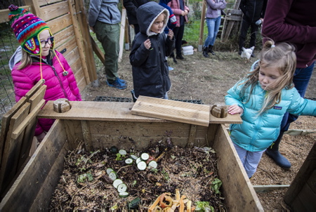 Des enfants observent le processus du compost, compostage de l'association Oilategi, un poulailler collectif mais pas que. L'association permet aux Aheztar de réduire leurs déchets organiques grâce à un poulailler et des composteurs partagés. L'association a pour but de sensibiliser le public aux problématiques de gaspillage alimentaire, à la réduction des déchets organiques et leur valorisation.
Children observe the process of composting, composting by the Oilategi association, a collective henhouse, but not only. The association allows the Aheztar to reduce their organic waste thanks to a shared chicken coop and composters. The aim of the association is to raise public awareness of the problems of food waste, the reduction of organic waste and its recovery.
Ahetze, Pays basque, 64 , Nouvelle Aquitaine, Pyrénées Atlantiques, Sud Ouest, South West, France, Europe.New Aquitaine, Basque Country.