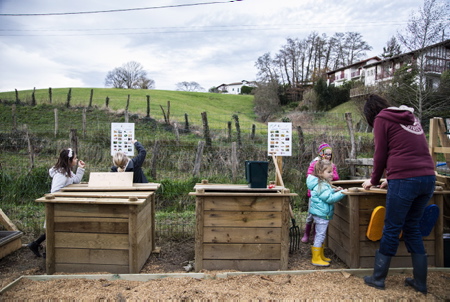 Des enfants observent le processus du compost, compostage de l'association Oilategi, un poulailler collectif mais pas que. L'association permet aux Aheztar de réduire leurs déchets organiques grâce à un poulailler et des composteurs partagés. L'association a pour but de sensibiliser le public aux problématiques de gaspillage alimentaire, à la réduction des déchets organiques et leur valorisation.
Children observe the process of composting, composting by the Oilategi association, a collective henhouse, but not only. The association allows the Aheztar to reduce their organic waste thanks to a shared chicken coop and composters. The aim of the association is to raise public awareness of the problems of food waste, the reduction of organic waste and its recovery.
Ahetze, Pays basque, 64 , Nouvelle Aquitaine, Pyrénées Atlantiques, Sud Ouest, South West, France, Europe.New Aquitaine, Basque Country.