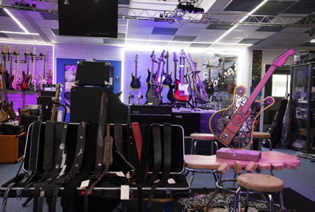 L'Artiste peintre et sculpteur Aheztar José Pereira expose et met en vente chez Betbeder Musique à Bayonne au Pays basque, sa dernière création, la sculpture d'une guitare entierement réalisée avec diverses pièces mécanique de récupération, chaine de moto, pignon, rotule etc. Seule les "vrais mécaniques de guitare" sont de chez Betbeder Musique.
The Artist painter and sculptor Aheztar José Pereira exhibits and puts on sale at Betbeder Musique in Bayonne in the Basque Country, his latest creation, the sculpture of a guitar entirely made with various mechanical parts from recovery, motorcycle chain, pinion, ball joint etc. . Only the "real guitar mechanics" are from Betbeder Musique.
Bayonne, Pays Basque, Nouvelle Aquitaine, New Aquitaine, Basque Country, Pyrénées Atlantiques, Sud Ouest, France, Europe.