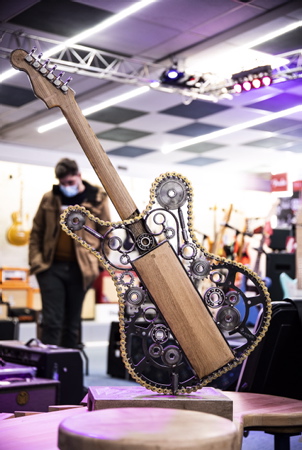 L'Artiste peintre et sculpteur Aheztar José Pereira expose et met en vente chez Betbeder Musique à Bayonne au Pays basque, sa dernière création, la sculpture d'une guitare entierement réalisée avec diverses pièces mécanique de récupération, chaine de moto, pignon, rotule etc. Seule les "vrais mécaniques de guitare" sont de chez Betbeder Musique.
The Artist painter and sculptor Aheztar José Pereira exhibits and puts on sale at Betbeder Musique in Bayonne in the Basque Country, his latest creation, the sculpture of a guitar entirely made with various mechanical parts from recovery, motorcycle chain, pinion, ball joint etc. . Only the "real guitar mechanics" are from Betbeder Musique.
Bayonne, Pays Basque, Nouvelle Aquitaine, New Aquitaine, Basque Country, Pyrénées Atlantiques, Sud Ouest, France, Europe.