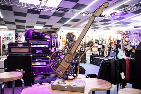 L'Artiste peintre et sculpteur Aheztar José Pereira expose et met en vente chez Betbeder Musique à Bayonne au Pays basque, sa dernière création, la sculpture d'une guitare entierement réalisée avec diverses pièces mécanique de récupération, chaine de moto, pignon, rotule etc. Seule les "vrais mécaniques de guitare" sont de chez Betbeder Musique.
The Artist painter and sculptor Aheztar José Pereira exhibits and puts on sale at Betbeder Musique in Bayonne in the Basque Country, his latest creation, the sculpture of a guitar entirely made with various mechanical parts from recovery, motorcycle chain, pinion, ball joint etc. . Only the "real guitar mechanics" are from Betbeder Musique.
Bayonne, Pays Basque, Nouvelle Aquitaine, New Aquitaine, Basque Country, Pyrénées Atlantiques, Sud Ouest, France, Europe.