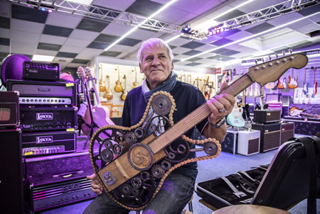 L'Artiste peintre et sculpteur Aheztar José Pereira (photo) pose devant sa dernière création, la sculpture d'une guitare entierement réalisée avec diverses pièces mécanique de récupération, chaine de moto, pignon, rotule etc. Seule les "vrais mécaniques de guitare" sont de chez Betbeder Musique.
The Artist painter and sculptor Aheztar José Pereira poses in front of his latest creation, the sculpture of a guitar entirely made with various mechanical parts of recovery, motorcycle chain, pinion, ball joint etc. Only the "real guitar mechanics" are from Betbeder Musique.
Bayonne, Pays Basque, Nouvelle Aquitaine, New Aquitaine, Basque Country, Pyrénées Atlantiques, Sud Ouest, France, Europe.