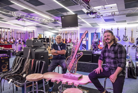 L'Artiste peintre et sculpteur Aheztar José Pereira AG et Olivier Sentenac du magasin Betbeder Musique à Bayonne au Pays basque, posent devant la dernière création de José Pereira.La sculpture d'une guitare entierement réalisée avec diverses pièces mécanique de récupération, chaine de moto, pignon, rotule etc. Seule les "vrais mécaniques de guitare" sont de chez Betbeder Musique.
The Artist painter and sculptor Aheztar José Pereira AG and Olivier Sentenac from the Betbeder Musique store in Bayonne in the Basque Country, pose in front of José Pereira's latest creation.The sculpture of a guitar entirely made with various parts of salvaged mechanics, motorcycle chain , pinion, ball joint etc. Only the "real guitar mechanics" are from Betbeder Musique.
Bayonne, Pays Basque, Nouvelle Aquitaine, New Aquitaine, Basque Country, Pyrénées Atlantiques, Sud Ouest, France, Europe.