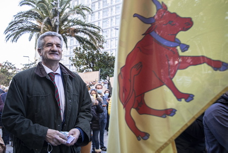 Jean Lassalle Député des Pyrénées-Atlantiques et Président du mouvement Résistons avec le drapeau Béarnais, arrive à Biarritz sur la Manifestation des commercants au Pays basque le 21 novembre 2020, contre le reconfinement des commerçants de Bayonne, Anglet, Biarritz, Saint-Jean-de-Luz et Pays basque intérieur. Ils affirment "quoi quil arrive, nous ouvrirons nos commerces ce 1er décembre"
Jean Lassalle Member of the Pyrénées-Atlantiques and President of the Resistons movement whith the Béarnais flag, arrives in Biarritz on the Demonstration of traders in the Basque Country on November 21, 2020, against the re-containment of traders from Bayonne, Anglet, Biarritz, Saint-Jean-de-Luz and Basque Country interior. They say "whatever happens, we will open our businesses this December 1"
Biarritz, Pays Basque, Nouvelle Aquitaine, New Aquitaine, Basque Country, Pyrénées Atlantiques, Sud Ouest, France, Europe.