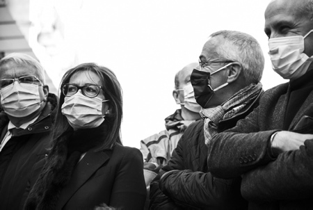 Maider Arosteguy Maire de la ville de Biarritz et Claude Olive Maire de la ville d'Anglet en soutien lors d'une manifestation à Biarritz au Pays basque le 21 novembre 2020, contre le reconfinement des commerçants de Bayonne, Anglet, Biarritz et Saint-Jean-de-Luz et affirment "quoi quil arrive, nous ouvrirons nos commerces ce 1er décembre" Image Noir et Blanc numérique, disponible en couleur.
Maider Arosteguy Mayor of the city of Biarritz and Claude Olive Mayor of the city of Anglet in support during a demonstration in Biarritz in the Basque Country on November 21, 2020, against the reconfinement of traders in Bayonne, Anglet, Biarritz and Saint-Jean -de-Luz and affirm "whatever happens, we will open our shops this December 1st" Digital black and white image, available in color.
Biarritz, Pays Basque, Nouvelle Aquitaine, New Aquitaine, Basque Country, Pyrénées Atlantiques, Sud Ouest, France, Europe.