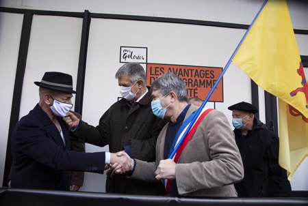 Serge Istèque, le président de lOffice de commerce de Biarritz acceuil Jean Lassalle Député des Pyrénées-Atlantiques, Président du mouvement Résistons et Jacques Pédehontaà, conseiller départemental et maire de Laàs, drapeau bearnais sur l'épaule, arrivent à Biarritz sur la Manifestation des commercants au Pays basque le 21 novembre 2020, contre le reconfinement des commerçants de Bayonne, Anglet, Biarritz, Saint-Jean-de-Luz et Pays basque intérieur. Ils affirment "quoi quil arrive, nous ouvrirons nos commerces ce 1er décembre"
Serge Istèque, the president of the Biarritz Commercial Office welcomes Jean Lassalle Deputy for Pyrénées-Atlantiques, President of the Resistons movement and Jacques Pédehontaà, departmental councilor and mayor of Laàs, bearnais flag on his shoulder, arrive in Biarritz on the Demonstration traders in the Basque Country on November 21, 2020, against the reconfinement of traders in Bayonne, Anglet, Biarritz, Saint-Jean-de-Luz and the interior Basque Country. They say "whatever happens, we will open our businesses this December 1"
Biarritz, Pays Basque, Nouvelle Aquitaine, New Aquitaine, Basque Country, Pyrénées Atlantiques, Sud Ouest, France, Europe.