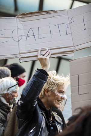 Une commercante de Biarritz avec un MASQUE TRANSPARENT et une pancarte EGALITE lors d'une manifestation à Biarritz au Pays basque le 21 novembre 2020, contre le reconfinement des commerçants de Bayonne, Anglet, Biarritz et Saint-Jean-de-Luz et affirment "quoi quil arrive, nous ouvrirons nos commerces ce 1er décembre"
A shopkeeper from Biarritz with a TRANSPARENT MASK and an EGALITE sign during a demonstration in Biarritz in the Basque Country on November 21, 2020, against the re-containment of traders from Bayonne, Anglet, Biarritz and Saint-Jean-de-Luz and affirm "what that it arrives, we will open our businesses this December 1st "
Biarritz, Pays Basque, Nouvelle Aquitaine, New Aquitaine, Basque Country, Pyrénées Atlantiques, Sud Ouest, France, Europe.