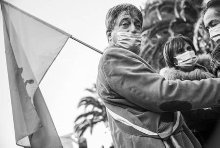Jacques Pédehontaà, conseiller départemental et maire de Laàs, drapeau bearnais sur l'épaule, arrive à Biarritz sur la Manifestation des commercants au Pays basque le 21 novembre 2020, contre le reconfinement des commerçants de Bayonne, Anglet, Biarritz, Saint-Jean-de-Luz et Pays basque intérieur. Ils affirment "quoi quil arrive, nous ouvrirons nos commerces ce 1er décembre"
Jacques Pédehontaà, departmental councilor and mayor of Laàs, Bearnais flag on his shoulder, arrives in Biarritz on the Demonstration of traders in the Basque Country on November 21, 2020, against the reconfinement of traders in Bayonne, Anglet, Biarritz, Saint-Jean-de -Luz and inland Basque Country. They say "whatever happens, we will open our businesses this December 1"
Biarritz, Pays Basque, Nouvelle Aquitaine, New Aquitaine, Basque Country, Pyrénées Atlantiques, Sud Ouest, France, Europe.
