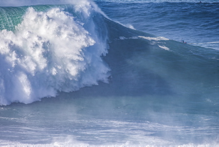 Sebastian Steudtner allemand de la Bavière (37ans) ans) a surfé sur la vague la plus haute jamais chevauchée par un être humain. La mesure officielle et lanalyse des données a duré longtemps mais c'est officialisé, la vague monstre qua vaincue Steudtner le 29 octobre 2020 dans le village de pêcheurs portugais Nazaré faisait 86 pieds de haut, soit 26,21 mètres.
German Sebastian Steudtner from Bavaria (37) surfed the highest wave ever ridden by a human being. The official measurement and analysis of the data took a long time but it's official, the monster wave that Steudtner defeated on October 29, 2020 in the Portuguese fishing village Nazaré was 86 feet high, or 26.21 meters.
Portugal, Nazaré, Leiria, Estremadura,Europe.