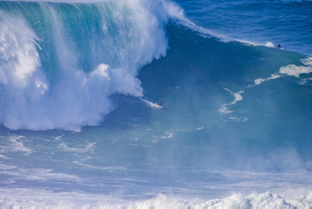 Sebastian Steudtner allemand de la Bavière (37ans) ans) a surfé sur la vague la plus haute jamais chevauchée par un être humain. La mesure officielle et lanalyse des données a duré longtemps mais c'est officialisé, la vague monstre qua vaincue Steudtner le 29 octobre 2020 dans le village de pêcheurs portugais Nazaré faisait 86 pieds de haut, soit 26,21 mètres.
German Sebastian Steudtner from Bavaria (37) surfed the highest wave ever ridden by a human being. The official measurement and analysis of the data took a long time but it's official, the monster wave that Steudtner defeated on October 29, 2020 in the Portuguese fishing village Nazaré was 86 feet high, or 26.21 meters.
Portugal, Nazaré, Leiria, Estremadura,Europe.