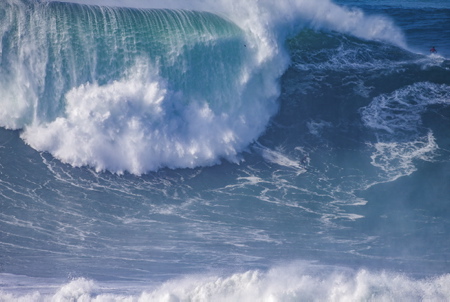 Sebastian Steudtner allemand de la Bavière (37ans) ans) a surfé sur la vague la plus haute jamais chevauchée par un être humain. La mesure officielle et lanalyse des données a duré longtemps mais c'est officialisé, la vague monstre qua vaincue Steudtner le 29 octobre 2020 dans le village de pêcheurs portugais Nazaré faisait 86 pieds de haut, soit 26,21 mètres.
German Sebastian Steudtner from Bavaria (37) surfed the highest wave ever ridden by a human being. The official measurement and analysis of the data took a long time but it's official, the monster wave that Steudtner defeated on October 29, 2020 in the Portuguese fishing village Nazaré was 86 feet high, or 26.21 meters.
Portugal, Nazaré, Leiria, Estremadura,Europe.