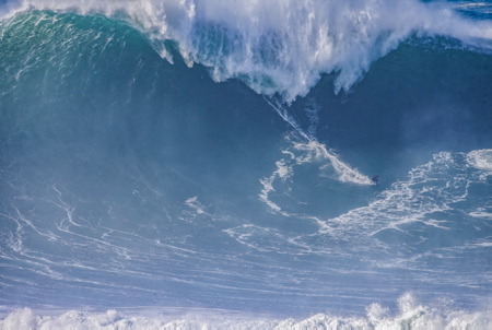 Sebastian Steudtner allemand de la Bavière (37ans) ans) a surfé sur la vague la plus haute jamais chevauchée par un être humain. La mesure officielle et lanalyse des données a duré longtemps mais c'est officialisé, la vague monstre qua vaincue Steudtner le 29 octobre 2020 dans le village de pêcheurs portugais Nazaré faisait 86 pieds de haut, soit 26,21 mètres.
German Sebastian Steudtner from Bavaria (37) surfed the highest wave ever ridden by a human being. The official measurement and analysis of the data took a long time but it's official, the monster wave that Steudtner defeated on October 29, 2020 in the Portuguese fishing village Nazaré was 86 feet high, or 26.21 meters.
Portugal, Nazaré, Leiria, Estremadura,Europe.