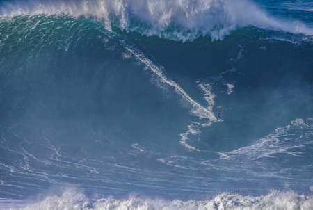 Sebastian Steudtner allemand de la Bavière (37ans) ans) a surfé sur la vague la plus haute jamais chevauchée par un être humain. La mesure officielle et lanalyse des données a duré longtemps mais c'est officialisé, la vague monstre qua vaincue Steudtner le 29 octobre 2020 dans le village de pêcheurs portugais Nazaré faisait 86 pieds de haut, soit 26,21 mètres.
German Sebastian Steudtner from Bavaria (37) surfed the highest wave ever ridden by a human being. The official measurement and analysis of the data took a long time but it's official, the monster wave that Steudtner defeated on October 29, 2020 in the Portuguese fishing village Nazaré was 86 feet high, or 26.21 meters.
Portugal, Nazaré, Leiria, Estremadura,Europe.