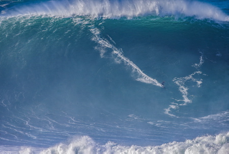 Sebastian Steudtner allemand de la Bavière (37ans) ans) a surfé sur la vague la plus haute jamais chevauchée par un être humain. La mesure officielle et lanalyse des données a duré longtemps mais c'est officialisé, la vague monstre qua vaincue Steudtner le 29 octobre 2020 dans le village de pêcheurs portugais Nazaré faisait 86 pieds de haut, soit 26,21 mètres.
German Sebastian Steudtner from Bavaria (37) surfed the highest wave ever ridden by a human being. The official measurement and analysis of the data took a long time but it's official, the monster wave that Steudtner defeated on October 29, 2020 in the Portuguese fishing village Nazaré was 86 feet high, or 26.21 meters.
Portugal, Nazaré, Leiria, Estremadura,Europe.